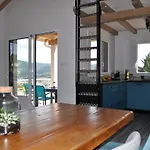 le bleu du lac Sauna et Spa